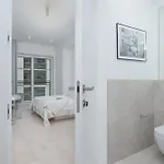 Lux Skyline Mennica With Parking And Ac By Renters Prestige アパート ワルシャワ