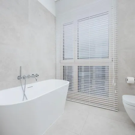 公寓 Lux Skyline Mennica With Parking And Ac By Renters Prestige 华沙