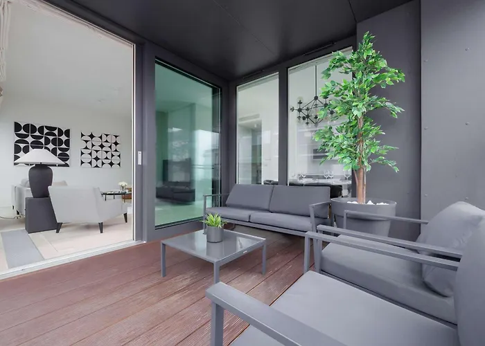 公寓 Lux Skyline Mennica With Parking And Ac By Renters Prestige 华沙